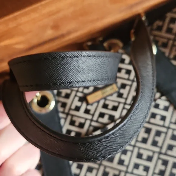 Tommy Hilfiger black and tan shoulder bag - Picture 2 of 12